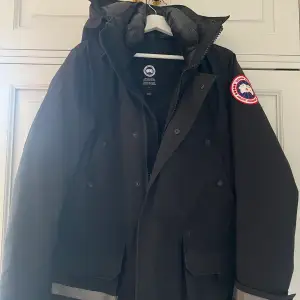 Canada Goose herr vinter jacka i storleken small. Den är stor, varm och skön. Perfekt för vintern. Den är svart i storleken Small men skulle också  funka för någon i med storleken Medium. Den här jackan köptes på nk för tre år sen för cirka 12000kr.