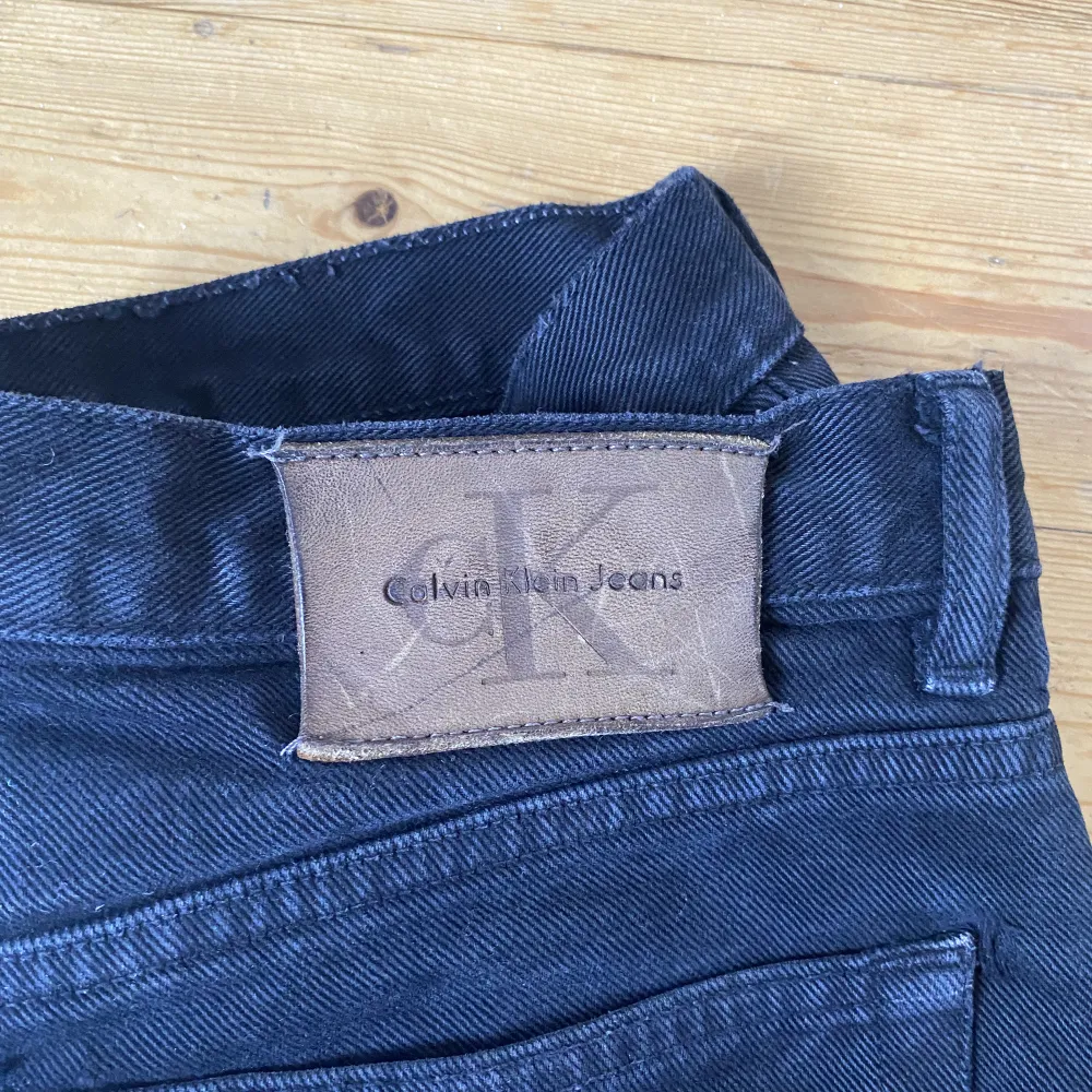 Skitsnygga Calvin clein jeans, tyvärr lite korta i benen på mig!! Men så fin sliten svart färg 🖤. Jeans & Byxor.