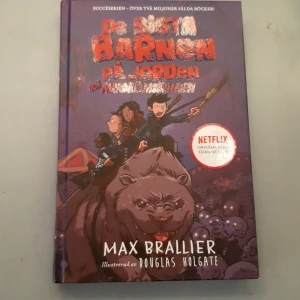 De sista barnen på jorden bok 3 - Bra skick och nästan aldrig rörd. Säljer bok 1 och 2 om du går in på min profil. Boken handlar om fyra barn som är i en zombie apocalyps. Ca.250 sidor. Köpt för 179kr och säljer för 99kr. Kontakta vid frågor eller funderingar💗