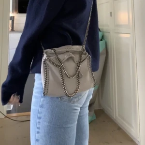 Stella McCartney väska - Stella McCartney liknande väska köpt här på plick! Säljer då den inte kommer till användning. Inga defekter och är i toppskick😍 skriv för fler bilder/frågor eller lägg ett bud🥰🥰köp direkt: 700kr