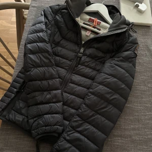 Parajumpers Jacka  - Säljer denna fina Jacka från märket Parajumpers då den är förliten. Damjacka och Figursydd modell. Nypris 5000kr. Pris kan diskuteras 