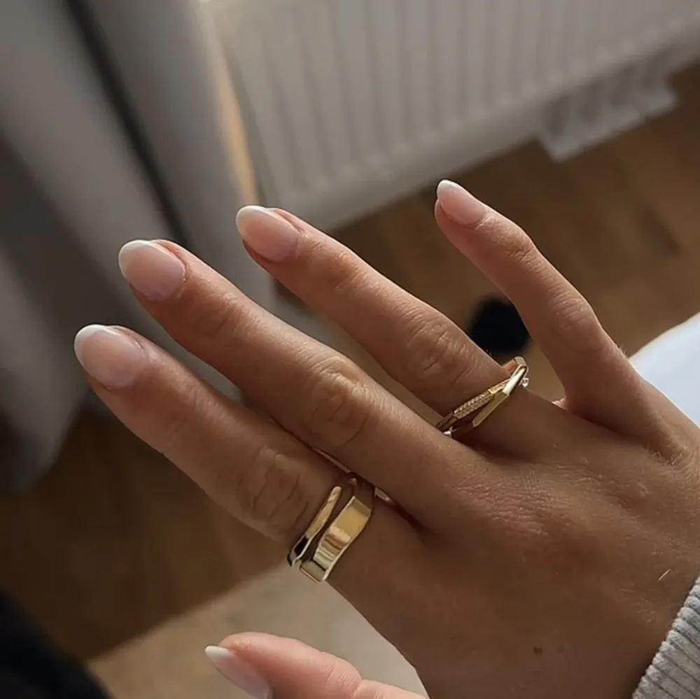 Säljer min Ani jewels ring, de är två ringar som sitter ihop. Köptes för ca 1 månad sen för 1000kr och inte använt ofta. Säljer då den är lite för stor, storlek 16. . Accessoarer.
