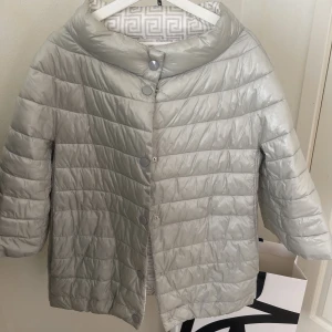 Trekvartsärm jacka - Säljer min herno liknande jacka💘 Står ingen storlek men skulle säga att den passar som storlek 42! Obs finns några sminkfläckar på kragen (trejde bilden)