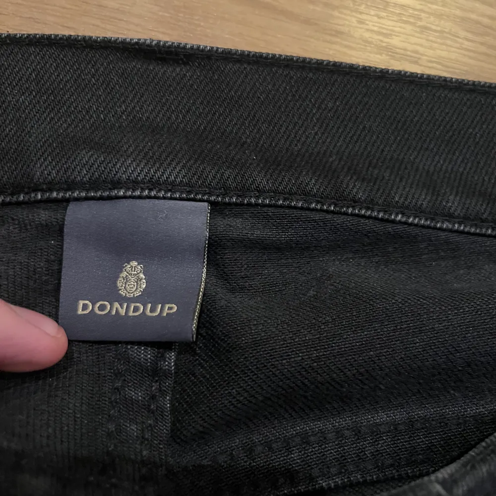 Tja säljer dessa feta byxor från det populära märket Dondup. Modellen är George, storlek 32 och svart/grå färg. Jeansen är i grymt skick och inga skavanker osv. Hör av dig vid fler frågor eller bilder!🙌. Jeans & Byxor.