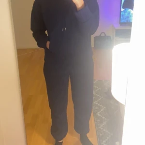 Mjukis dress - 150kr för både Huddie och byxorna Mörk grått set  ( Bilden är på det Blåa settet som är likadant) Endast provat, sköna och varmt material . Har likadant set men blått o det gråa sitter så som bilden på de blåa.