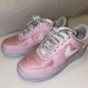 Rosa Nike Air Force 1 - Rosa mönstrade Nike Air Force 1 i storlek EU 39/ US 8. Använda fåtal gånger, oftast inomhus så fortfarande väldigt bra skick. Sista bilden visar de delarna som är i lite sämre skick på skorna. Pris kan alltid diskuteras :)) 