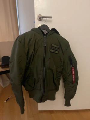 Alpha jacka  - Säljer min killes alpha jacka. Han använder den aldrig. Den är i bra skick