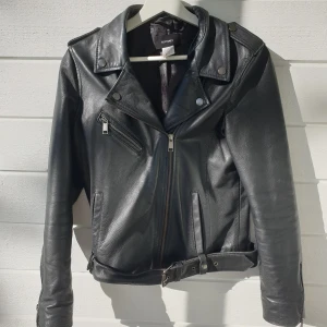 Skinnjacka La Redoute  - Säljer en jacka i äkta skinn från La Redoute. Den har en liten skavank på ena axeln men är annars i superbt skick! Storleken är 38, men den skulle även passa någon som har storlek 36. :)   Inköpspris: 1500 Kr  