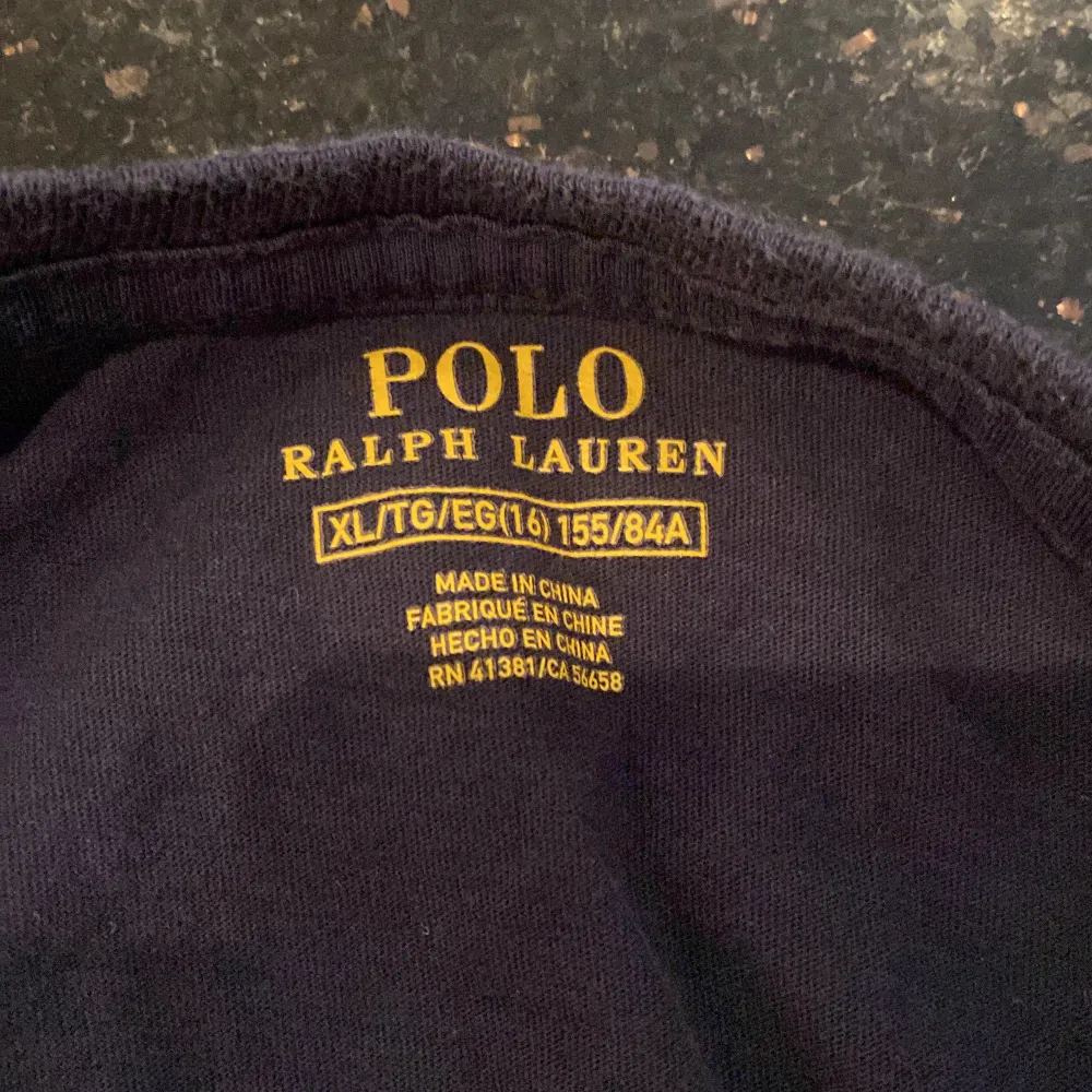 en polo t-shirt, vet ej storlek men passar folk med xs. T-shirts.