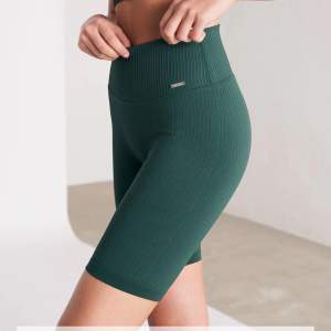 Aimn ribbed shorts, färgen pine green. Superfint skick och endast använd 2 ggr💚 stretchiga och supersköna!