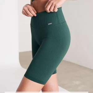 Aimn shorts  - Aimn ribbed shorts, färgen pine green. Superfint skick och endast använd 2 ggr💚 stretchiga och supersköna!