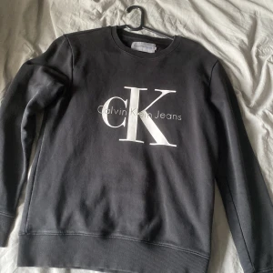 Calvin Clein tröja  - 10/10 skivk. Ny pris cirka 1200. Mitt pris 400. Pris kan diskuteras