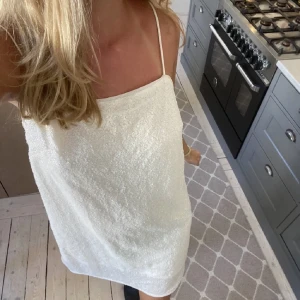 Vit paljettklänning  - Vit glittrig paljettklänning i nyskick, perfekt till ex nyår eller student 😍obs ej mina bilder!
