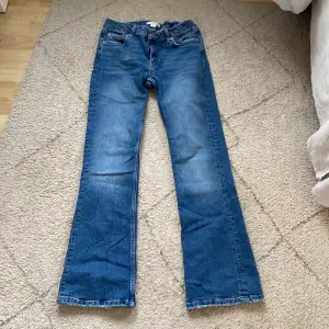 Ett par blåa jeans från Gina tricot köpt för 300kr säljer för 150kr. Storlek 158, low waisted o bootcut. Midjemått: 77 runt midjan, Innerbenslängd: 70. Fint skick.