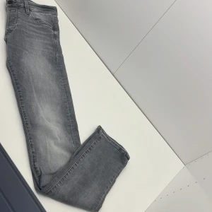 Jack & Jones Jeans - Ljusgråa Jack & Jones jeans, formatet är Slim 7/10 i skick, litet hål vid högra bakfickan 800kr nypris  Strl: W:29 L:34