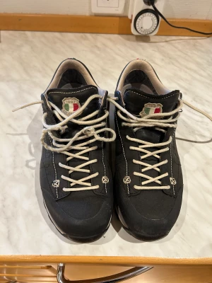 skor  - säljer ett par Dolomite skor som knappt är använda. Köpta för 2300kr, säljer för 900, priset går att diskutera.