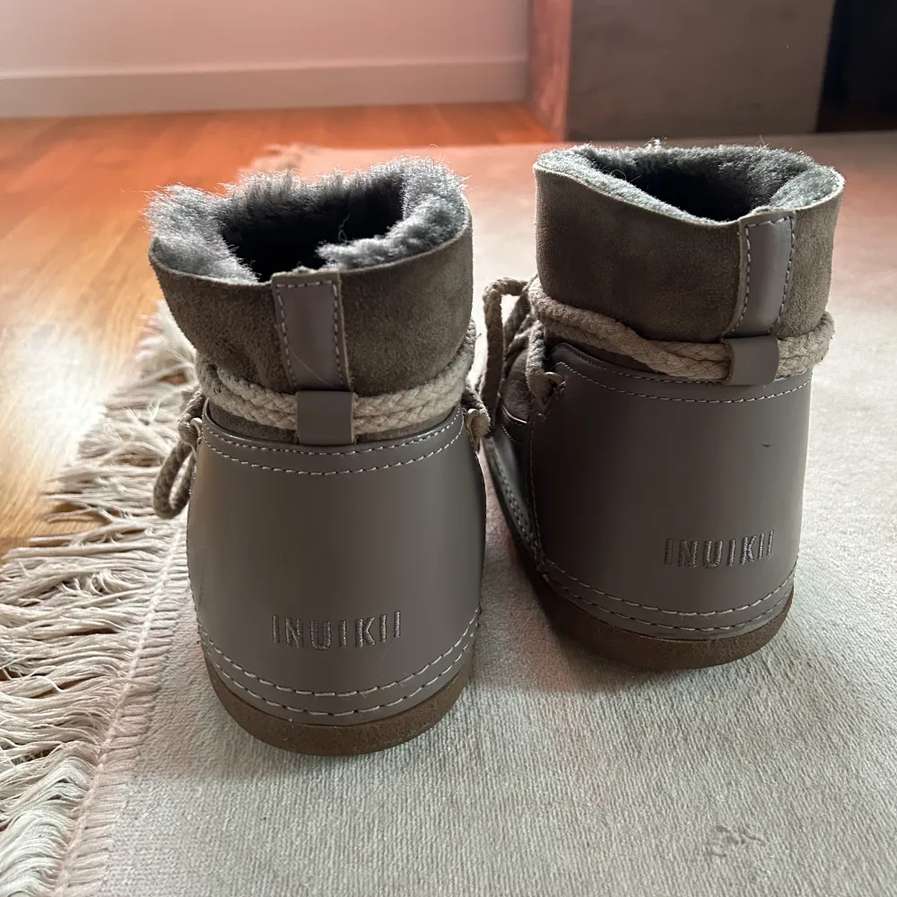 Säljer mina Inuikii classic boots i färgen taupe🙏🏼 säljer då de inte har kommit till så mycket användning. sparsamt använda och köpta för ca 3600.💕. Skor.