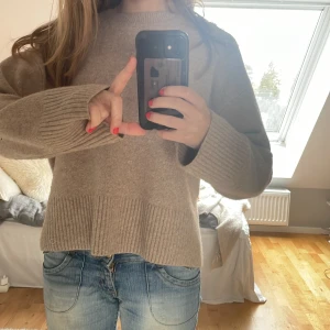 Stickad tröja - Så snygg stickad beige tröja från & Other stories!!! ❣️