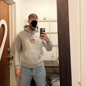 Gant hoodie - Säljer min gant hoodie som var köpt för några år sedan. Inget slitage eller annat på tröjan. Säljer hoodien för den inte längre faller mig i smaken. Pm vid mer info/frågor.