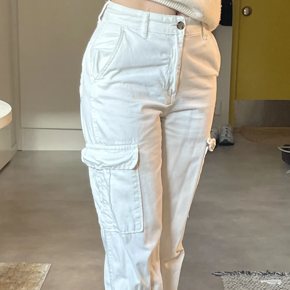 Jättefina vita cargobyxor från stradivarius. Säljer då detta inte är min stil längre 😊. Jeans & Byxor.