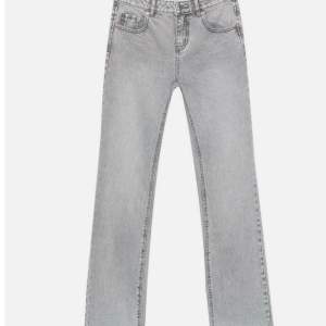 Gråa lågmidjade Stravidarius Jeans. Fina och passar folk i både storlek 38 & 40 (Köpta på plick, men aldrig använda de!)