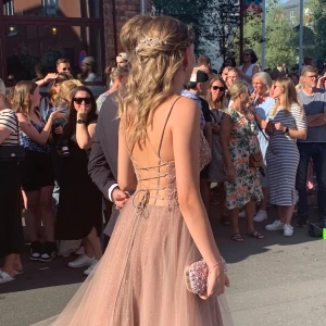 Balklänning  - Balklänning (+väska om man vill) storlek 34 (brukar bära 36, s) glittrig underdel med tyllkjol över! Använd en gång! (Original plastskydd och garderob finns kvar) (originalpris 5500 + väska 500 pris kan diskuteras)