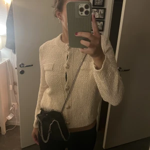 Kofta  - Fin stickad kofta från Hm! Använd 1 gång och säljer då den tyvärr inte kommer till användning. Köp nu i somras, Hör av er vid frågor💗 ny pris 549kr