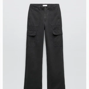 Cargopants zara - Superfina cargopants från zara som aldrig använts! Extremt mjukt och skönt material. Säljer för 250kr och köparen står för ev frakt🙌🏼