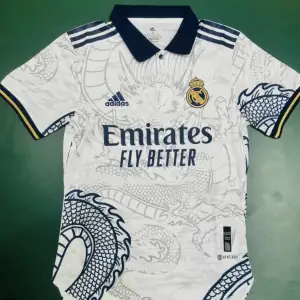 Real Madrid dragon shirt. Bästa skicket, helt oanvänd. Skriv för fundering eller frågor! 🐉🤍