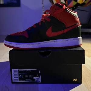 Svart röda Air jordan 1s - 9/10 skick knappt använda köpt från Nikes webbsida med original kartong. Säljer för att jag använde de aldrig