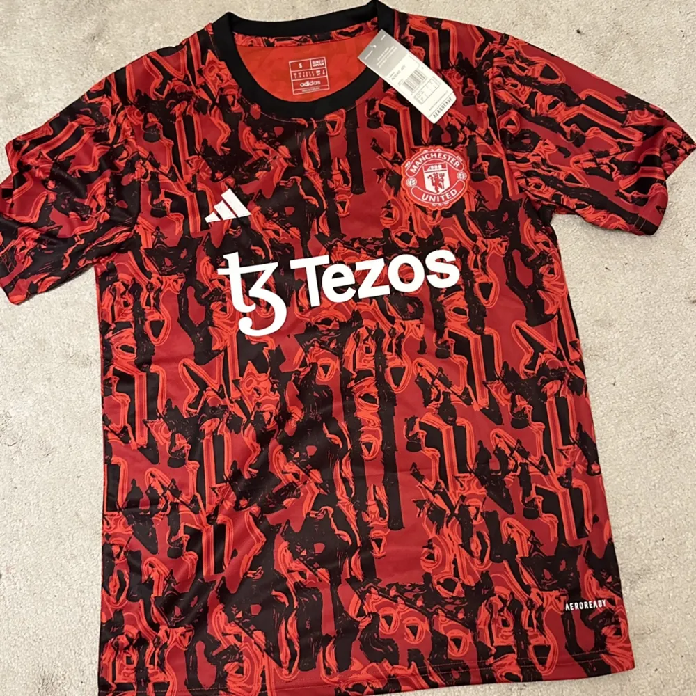 ADIDAS MANCHESTER UNITED PRE-MATCH TRÖJA . T-shirts.