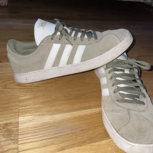Adidas skor - Adidas skor i storlek 43 1/3 i bra skick. Nytt pris: 1000kr, mitt pris: 300kr💘