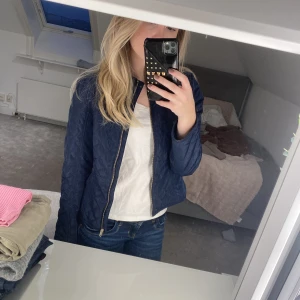 Jacka  -  Jättegullig jacka från H&M som bara lagt i garderoben. 