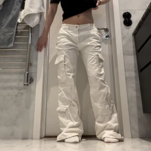 zara cargos - tvärfeta vita cargos från zara, i princip oanvända. storlek 36