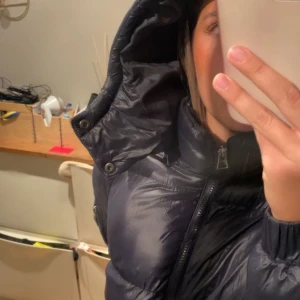 Vinterjacka - Jättemysig jacka som passar nu till vintern❄️den har inga defekter och är i bra skick💕