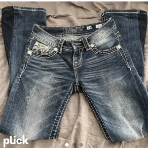 Skit snygga miss me jeans  - Ett par as snygga miss me jeans! Säljer då dom inte rikgit passade mig!  Måttet tvärs över är ungefär 34cm men dom är också väldigt stretchiga så kan passa upp till 37 cm skulle jag säga! Inerbenslängd längd är 72cm. Pris kan diskuteras vid snabb affär!