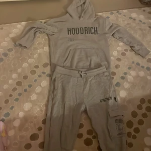 Grå Hoodrich dress (byxa och hoodie) - Hoodrich dress som är perfekt  vinterdress för dig som vill känna sig bekväm och varm runt vinter samt se snyggt ut med matchning av byxa och hoodie.