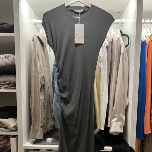 Zara klänning  - Helt ny klänning från Zara  Går ner till knäna  Prislapp kvar 