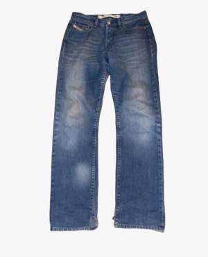 Ett par diesel jeans i bra kvalitet.  Lite slitna i färgen. Uppspärrade nertill inre men så dom ska kunna setta sig bättre och snyggare på skorna. Storlek 31/32 men sitter mer som 30/32. 