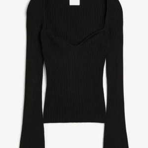 Svart tröja - Skit snygg svart ribbad tröja. Verkligen jätte fin! ❤️ Betala gärna med Swish för går inte att betala via plick 