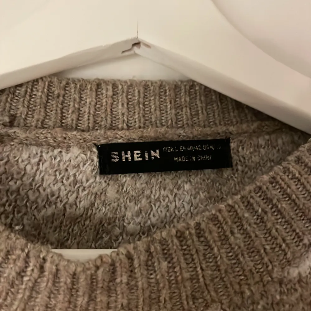 Shein,  Croppad tröja strl L men mer som m. Stickat.