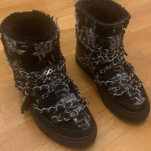 Inuikii stl 36 - Dessa snygga inuikiis köpte jag p Jackie förra vintern för ca 3000kr. Aldrig använda i snö/regn så jättefint skick 💕 säljer efterom de är lite för små nu 💔