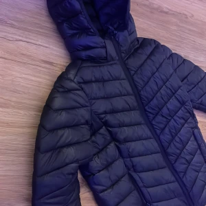 Märkes jacka - Mckinley jacka som jag tyvärr växt ur den är som i ny skick bara ett litet hål typ bakom armen (kan skicka bild på det) nypris gissar jag på 500 