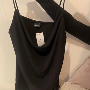 Linne - Ett helt oanvänt linne från Gina. Den är helt som ny då den aldrig kommit till användning.