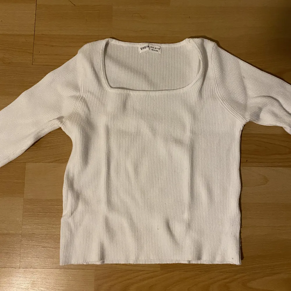 Jag säljer en skit snygg tröja från SHEIN. Den passar med vad som helst. Köparen står för frakten!💕. T-shirts.
