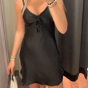 Klänning från bikbok  - En super fin svart klänning i satin från bikbok, så gott som nyskick! Köpt förra sommaren men endast använd vid ett tillfälle💘💘