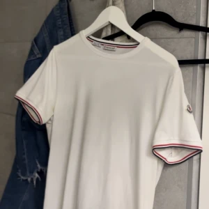Moncler t-shirt - Strl M och köpt på moncler butiken i Stockholm i somras! Kvitto finns. Fint skick inga defekter