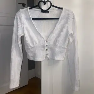 En jättefin vit tröja i ett unikt material som man kan knäppa eller ha uppknäppt. Den är använd enbart 3 gånger. Skriv privat för mer info och bilder. Skriv även privat om du vill se hur den sitter på!