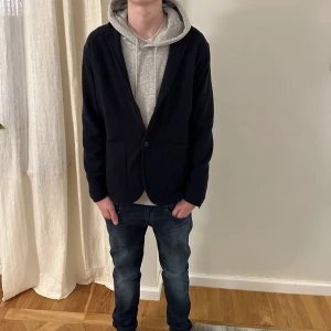 Tiger of Sweden stickad kavaj - Tja säljer en fet kavaj från tiger of Sweden! Storlek M och passar folk lite över 180! Passar bra nu till hösten då den är lite tjockare! Defekter förekommer 