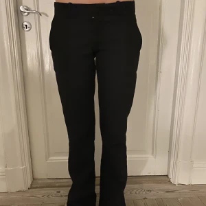 Kostymbyxor  - Lågmidjade kostym byxor från bikbok. Midjemåttet är 36 och innerbenslängden är 78 cm